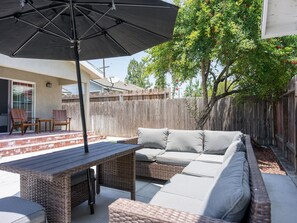 Outdoor dining - Family 4BR Near Disney Yard Kings Pets (Fullerton)