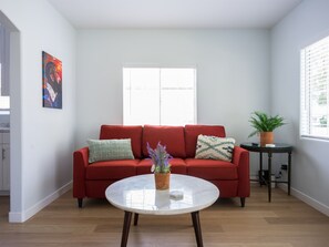Smart TV, computer monitors - Family 4BR Near Disney Yard Kings Pets (Fullerton)