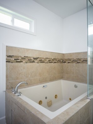 Dusche, Whirlpool, Haartrockner, Handtücher