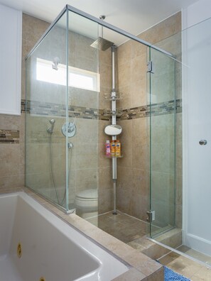 Dusche, Whirlpool, Haartrockner, Handtücher