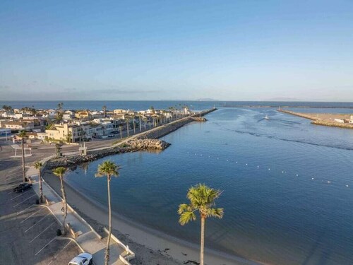 Walk-to-Beach Stay w/ Pool Table & Bikes
