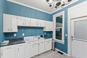 Private kitchen - The Duchess Guest House, Walk to Downtown Anderson, Historic! (Anderson)