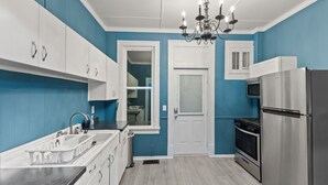 Private kitchen - The Duchess Guest House, Walk to Downtown Anderson, Historic! (Anderson)
