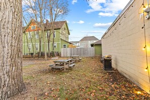 Outdoor dining - The Duchess Guest House, Walk to Downtown Anderson, Historic! (Anderson)