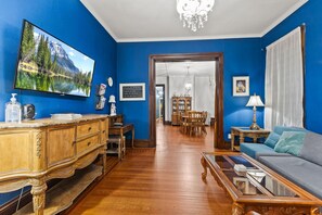 Smart TV - The Duchess Guest House, Walk to Downtown Anderson, Historic! (Anderson)