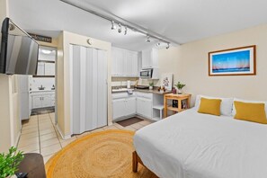 Iron/ironing board, travel cot, free WiFi, bed sheets - Netflix, Stocked Kitchenette, Beach Gear (Ventura)