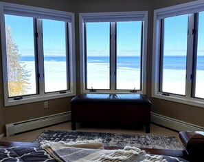 4 bedrooms, free WiFi, bed sheets - Lake Huron Beach House 10 minutes from Mackinaw City, Kayaks, Gym, Amazing Views (Cheboygan)