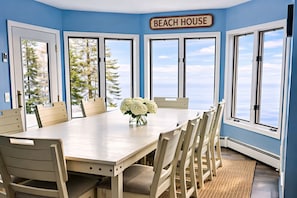 Dining - Lake Huron Beach House 10 minutes from Mackinaw City, Kayaks, Gym, Amazing Views (Cheboygan)