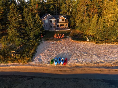Lake Huron Beach House 10 minutes from Mackinaw City, Kayaks, Gym, Amazing Views