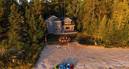 Lake Huron Beach House 10 minutes from Mackinaw City, Kayaks, Gym, Amazing Views