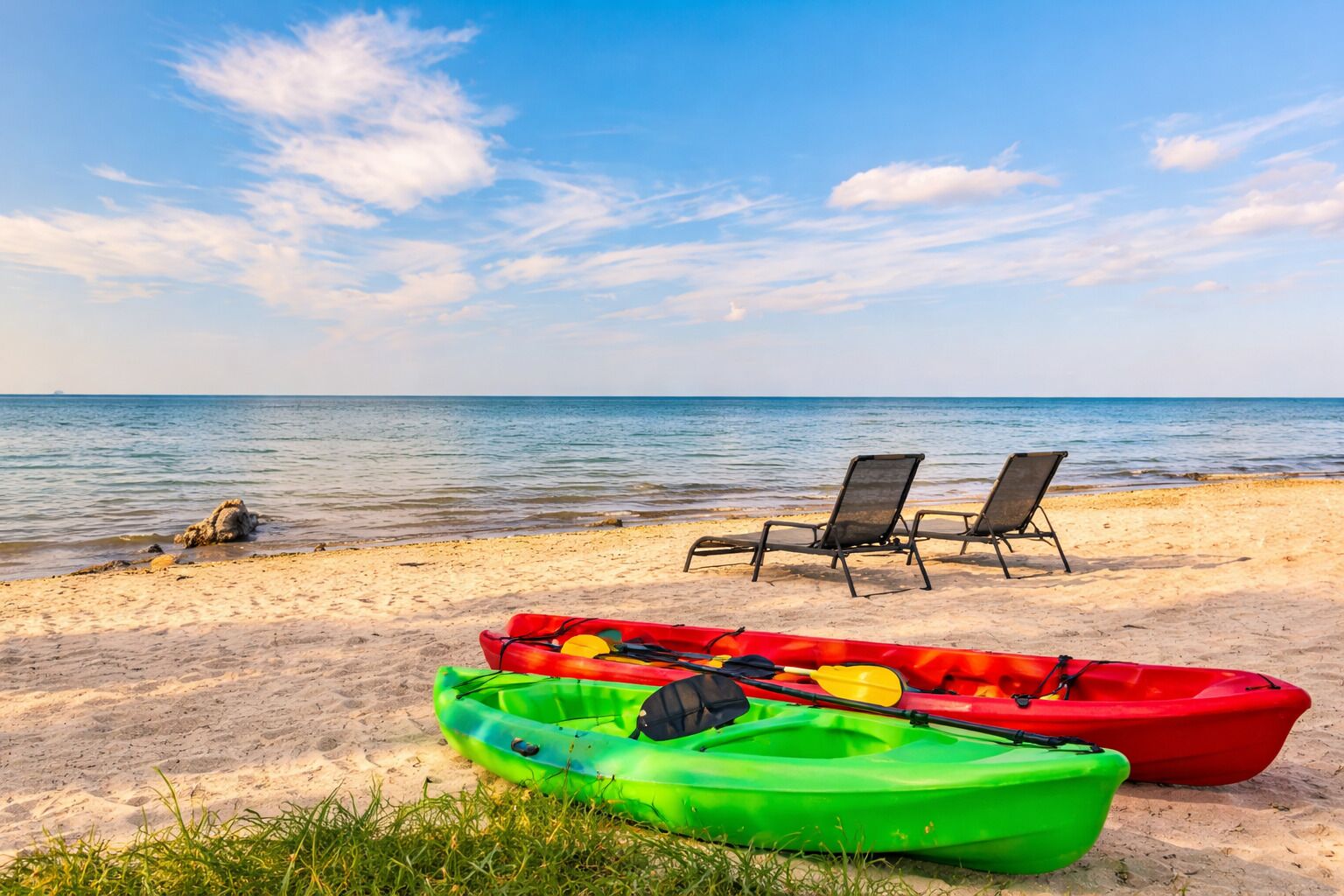 På stranden, solstolar och strandhanddukar