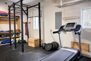 Fitness facility - Lake Huron Beach House 10 minutes from Mackinaw City, Kayaks, Gym, Amazing Views (Cheboygan)