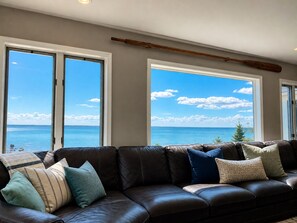 Smart TV - Lake Huron Beach House 10 minutes from Mackinaw City, Kayaks, Gym, Amazing Views (Cheboygan)