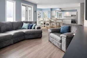 Smart TV - Lake Huron Beach House 10 minutes from Mackinaw City, Kayaks, Gym, Amazing Views (Cheboygan)