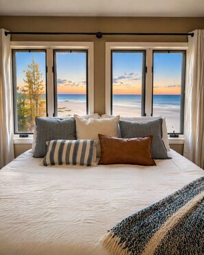 4 bedrooms, free WiFi, bed sheets - Lake Huron Beach House 10 minutes from Mackinaw City, Kayaks, Gym, Amazing Views (Cheboygan)