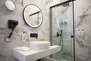 Comfort Twin Room, Non Smoking, Air conditioning | Bathroom | Shower, hair dryer, slippers, towels