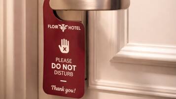 Puerta de hotel con un cartel de 'No molestar' y un mensaje de '¡Gracias!'.