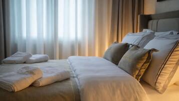 Double Room, 1 Queen Bed | In-room safe, blackout drapes, iron/ironing board, free WiFi