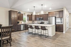 Fridge, microwave, oven, stovetop - On the Rocks Lodge - Sleeps 18 (Branson)