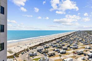 Sun-loungers, beach towels - NEWLY RENOVATED 1 Bedroom Ocean View (Myrtle Beach)