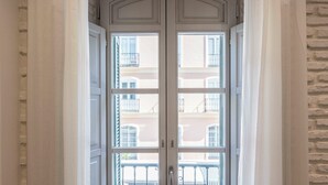 Una doble porta amb vista a un edifici amb balcons.