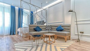 Una sala de estar moderna con un sofá, una mesa de centro y una lámpara de pie.
