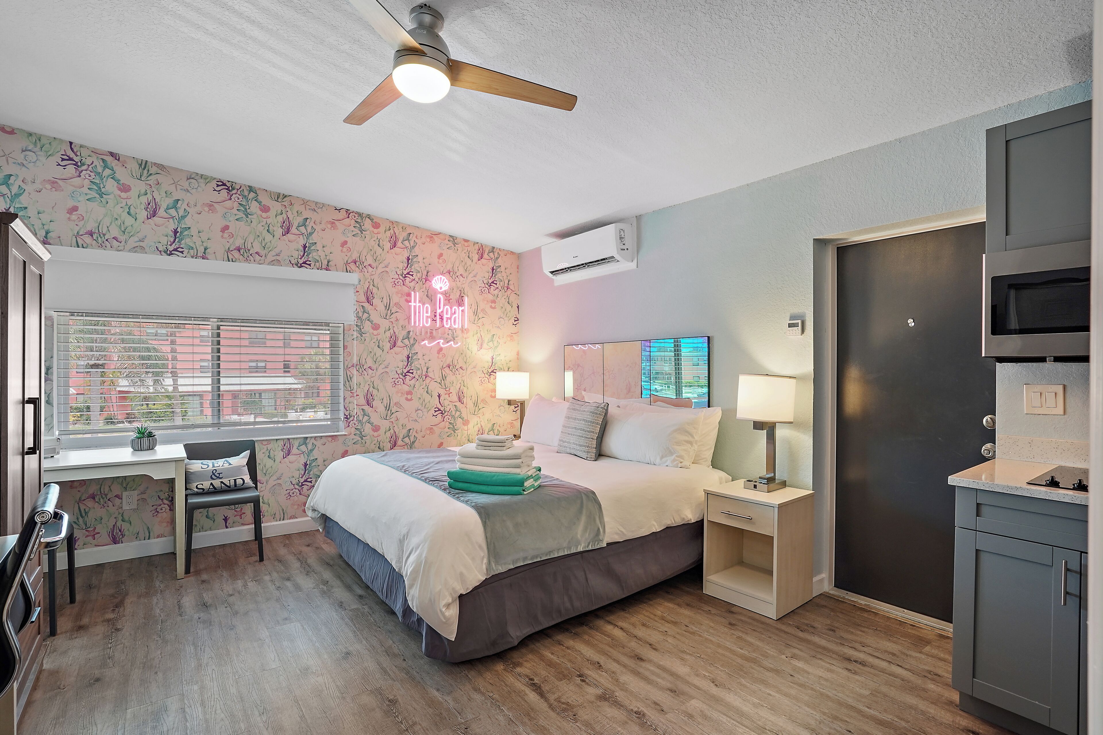 1 bedroom, bed sheets