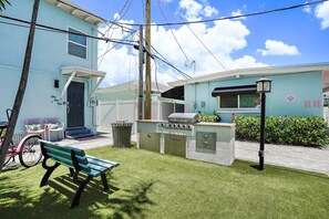 Outdoor dining - Unit 112 Studio King Suite - The Pearl Cabana Club (St Pete Beach)