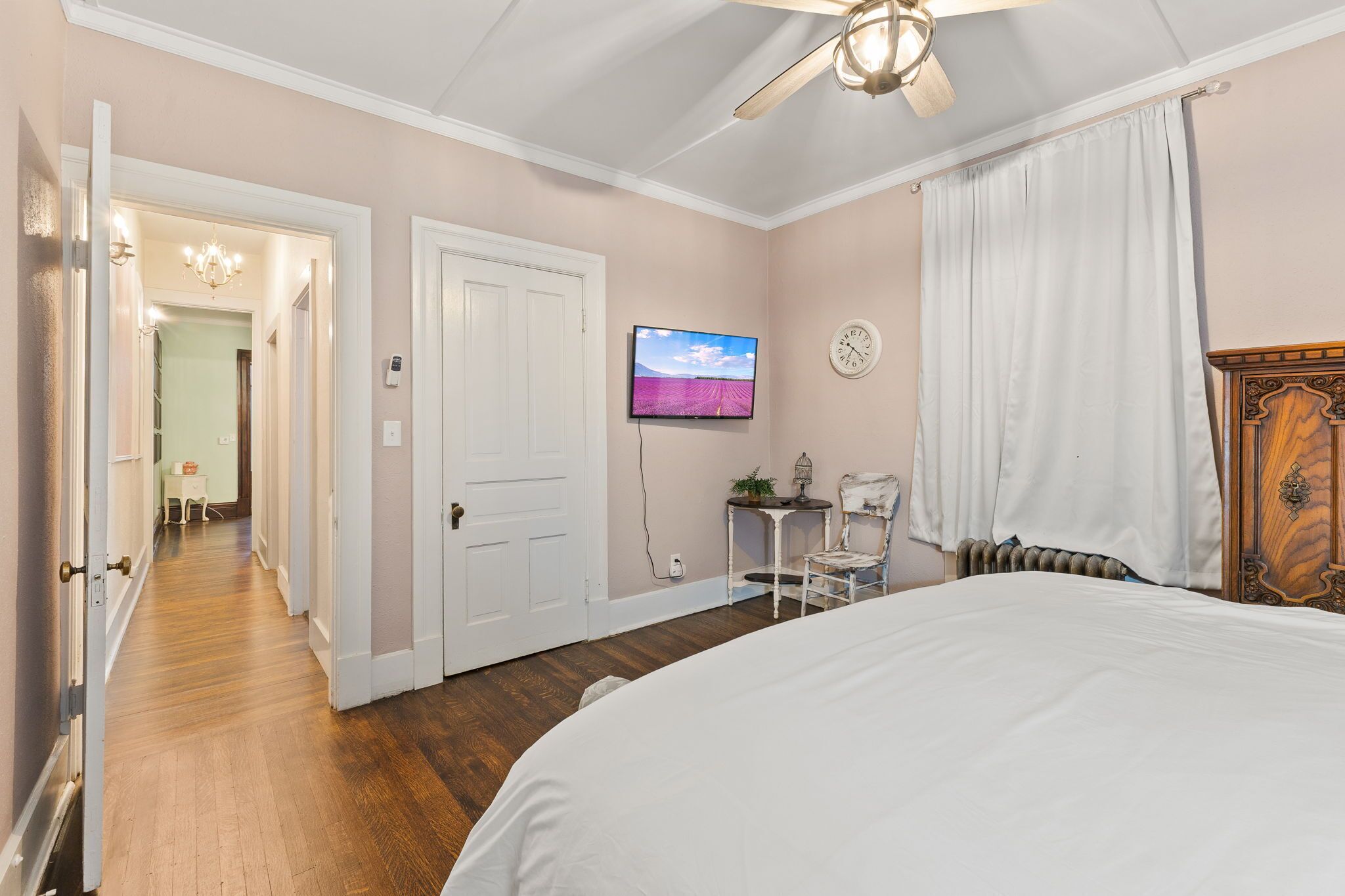 1 habitación, tabla de planchar con plancha, wifi gratis y ropa de cama 