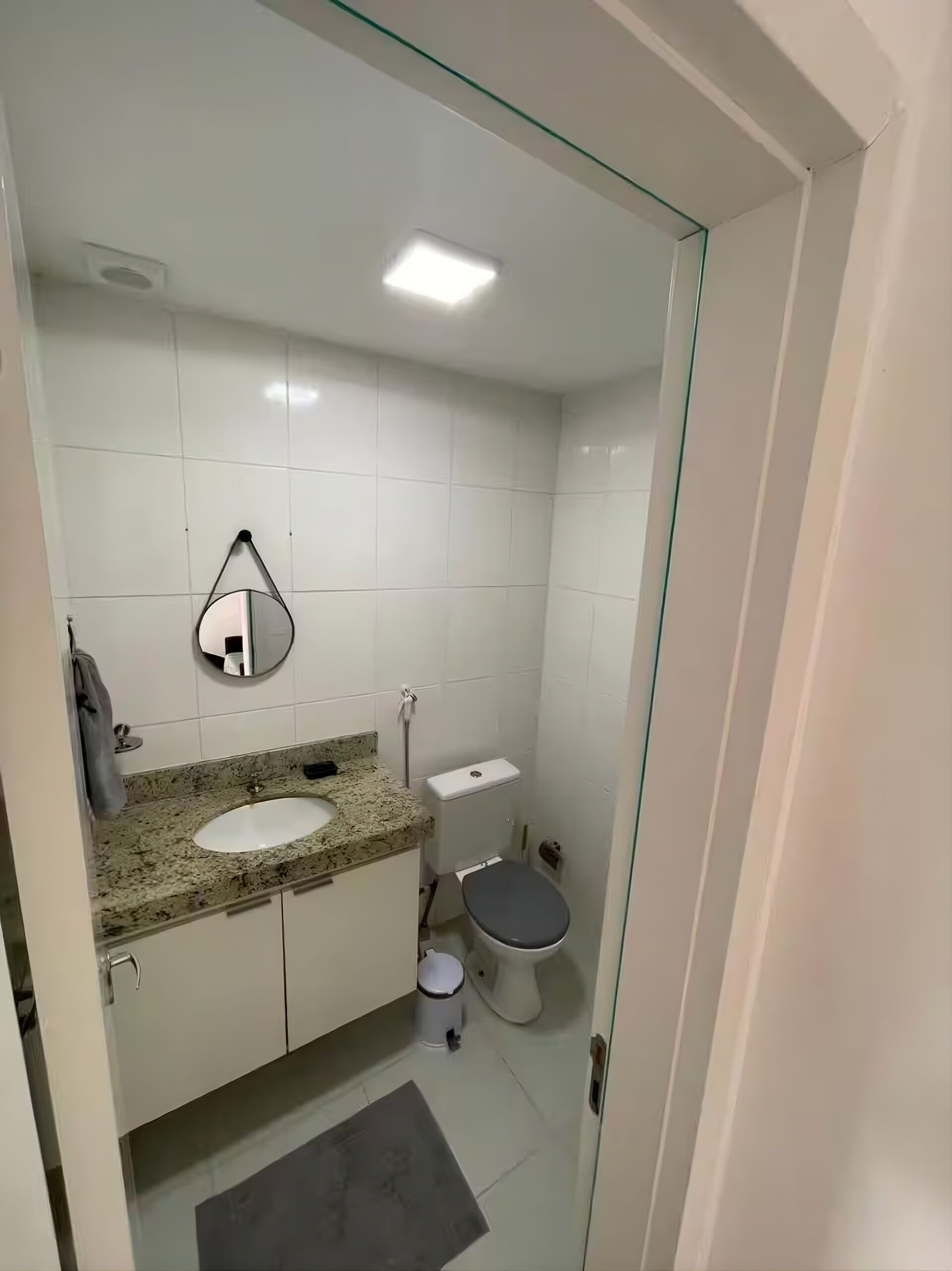 Haartrockner, Handtücher, Seife, Toilettenpapier