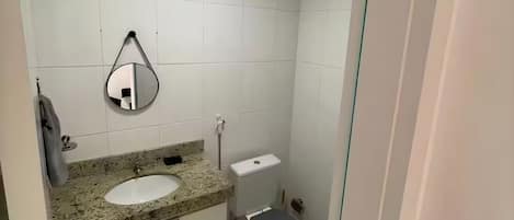 Haartrockner, HandtĂŒcher, Seife, Toilettenpapier