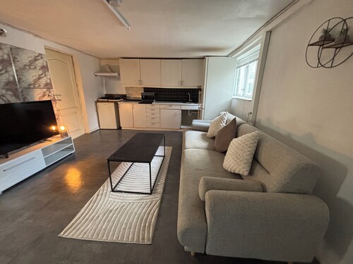 Family friendly 2 bedroom basement suite - 15 min to Copenhagen with Jacuzzi