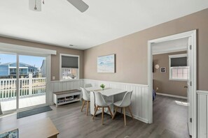 Interior - A Wolf On The Water - 4BR, Fire Pit, Pet friendly, Water View (North Myrtle Beach)