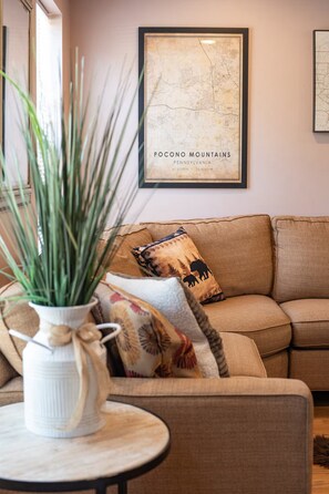 Smart TV, chimenea, tenis de mesa y libros 