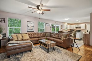 Smart TV, chimenea, tenis de mesa y libros 