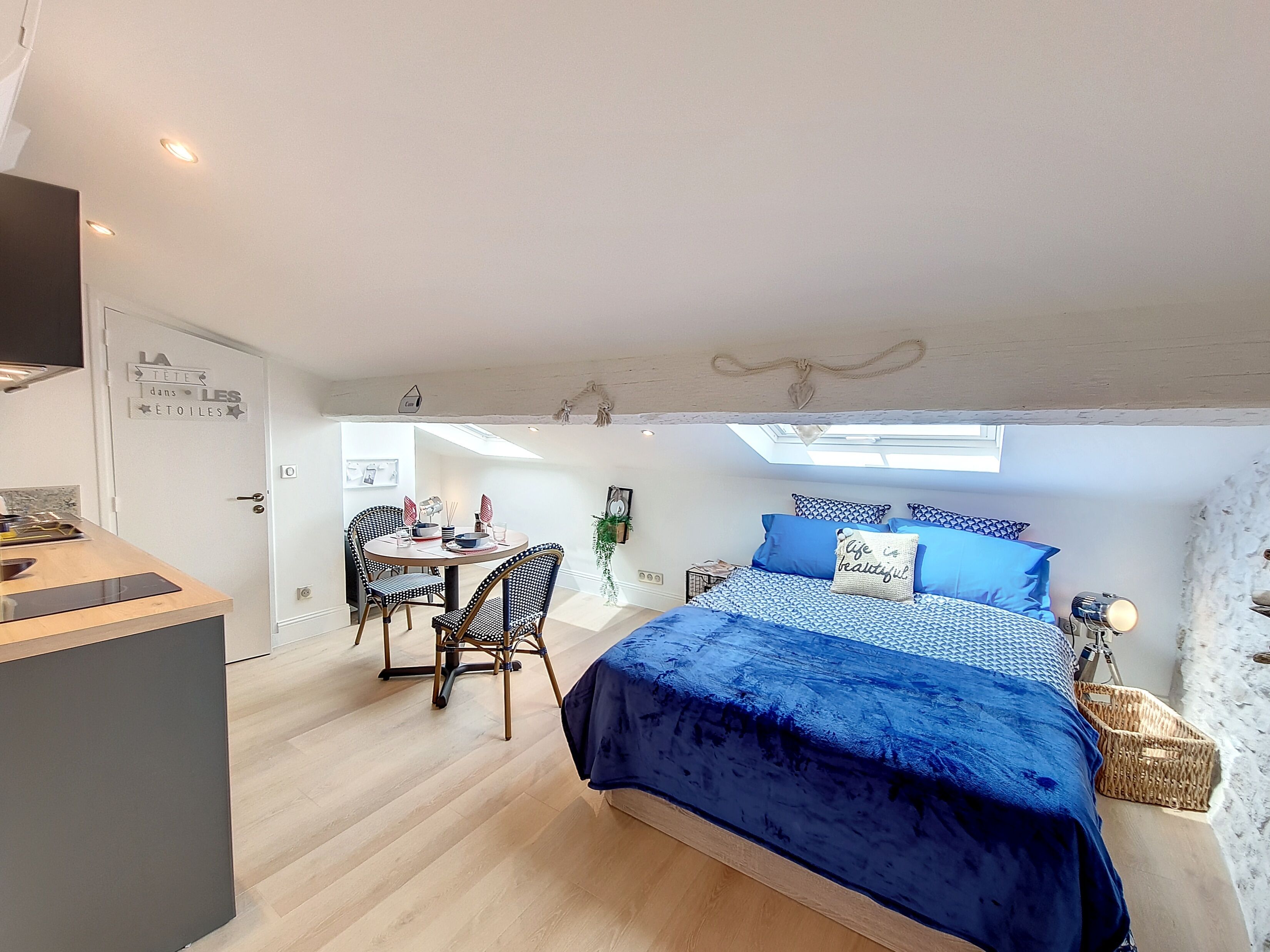 Ein Schlafzimmer mit einem Bett, einem Schreibtisch und einem Stuhl.