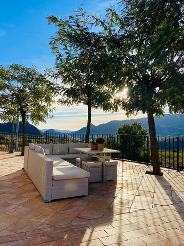 Casa Romeriko with incredible mountain views. Private pool, barbecue and fireplace.