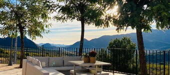 Casa Romeriko with incredible mountain views. Private pool, barbecue and fireplace.