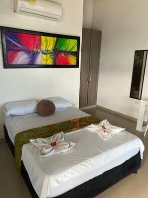 Classic Double Room | Desk, laptop workspace, free WiFi, bed sheets
