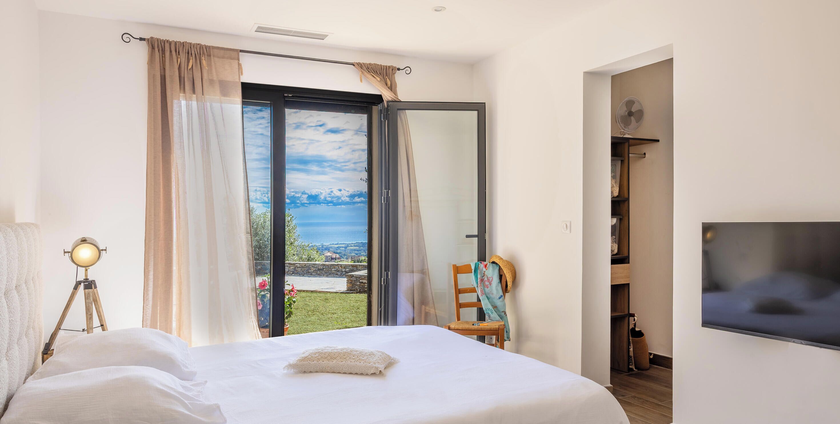 5 bedrooms, iron/ironing board, WiFi, bed sheets