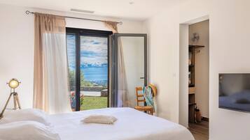 5 bedrooms, iron/ironing board, WiFi, bed sheets
