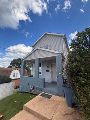 Exterior - 3-bedroom house in beautiful Pittsburgh with cool AC breeze (Pittsburgh)