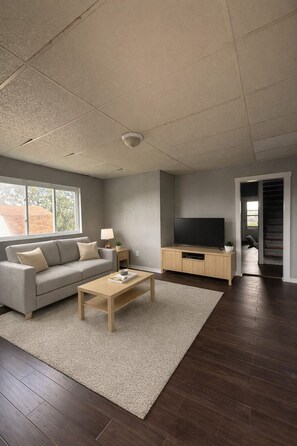Living area - 3-bedroom house in beautiful Pittsburgh with cool AC breeze (Pittsburgh)