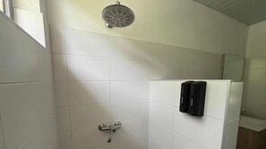 Shower, hair dryer, towels - MOOREA - Fare Moohono Pool & Garden (Papetoai)