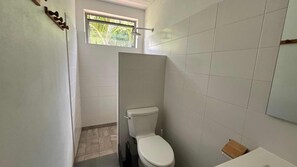 Shower, hair dryer, towels - MOOREA - Fare Moohono Pool & Garden (Papetoai)