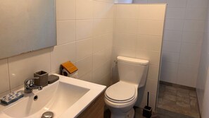 Shower, hair dryer, towels - MOOREA - Fare Moohono Pool & Garden (Papetoai)