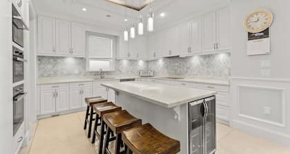 Luxury King suite in Richmond - Close to YVR