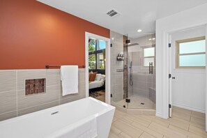 Family House, 5 Bedrooms, Pets allowed, Pool View | Bathroom - ROVE LIVING KL- Yellow Oak (San Antonio)