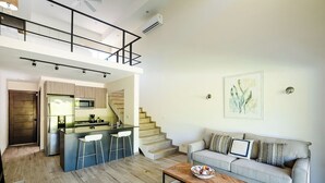 Un appartement moderne comprenant une cuisine, un coin repas et un salon.