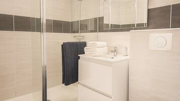 Shower, hair dryer, towels
